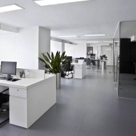 Moderne Büroräume in schwarz / weiß