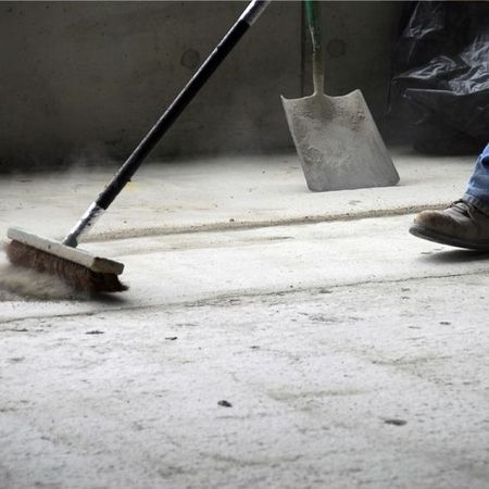 Eine Baustelle wird gefegt